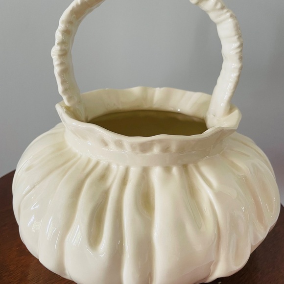 Vintage off-white ceramic decorative basket with a ruffled rim and handle - Picture 2 of 7